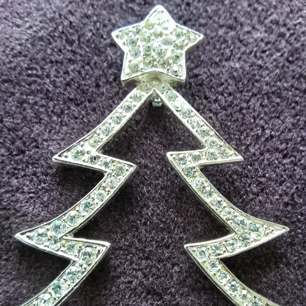EISENBERG ICE Large Sparkling Crystal Christmas Tree Silhouette Brooch